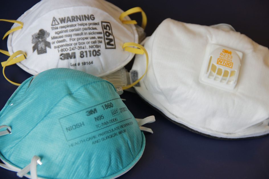 Kabut Asap Karhutla Selimuti Singapura: 8 Langkah Proteksi Kesehatan 1 Assorted N95 and surgical masks for respiratory protection against harmful particles.