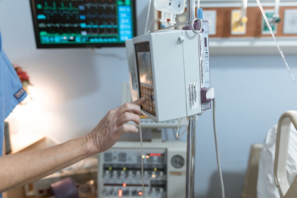 Kementerian Kesehatan Mengusulkan Mengidentifikasi Harga: 7 Dampak Penting 2025 1 A healthcare worker operates a modern infusion pump in a hospital setting, ensuring precise medication delivery.