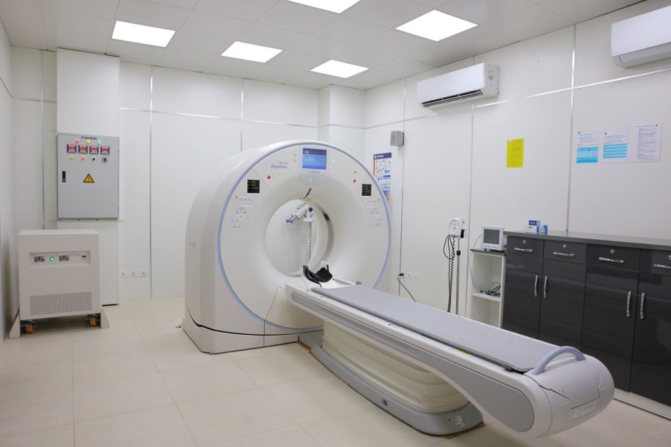 Lions Club Dukung Alat Medis: 7 Program & Panduan Lengkap 2025 1 Bright and sterile hospital imaging room featuring a state-of-the-art CT scanner.