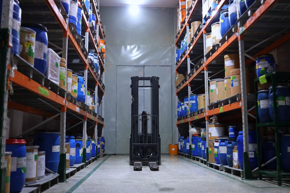 Membangun Rantai Pasokan Peralatan Medis: 7 Strategi Terbukti 2025 1 A well-organized pharmaceutical warehouse with shelves and a forklift in Islamabad, Pakistan.
