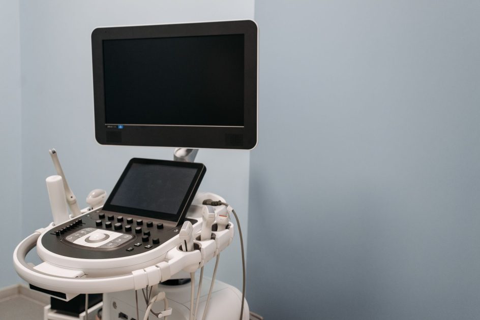 Menkes Budi Gunadi Targetkan Pemerataan: 9 Strategi Alkes Daerah 1 High-tech ultrasound equipment in a medical clinic, showcasing advanced medical technology.