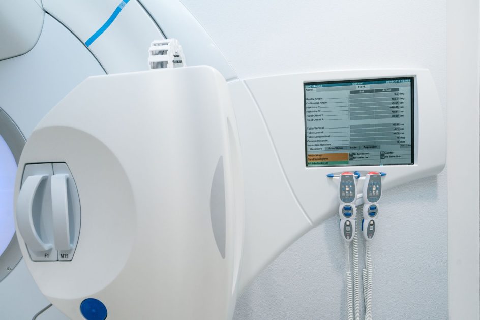 Minum Manis Tiap Hari Picu Kanker? 7 Fakta & Solusi Sehat 1 Close-up of advanced radiotherapy equipment with control panel and screen. High-tech medical tech.