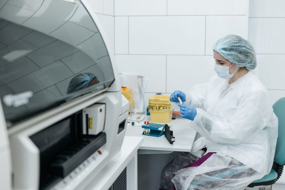 Particle Analyzer Farmasi: Kapan Perlu? Clairity vs Xepics 1 Scientist in protective gear examining samples in a medical lab setting, focusing on research.