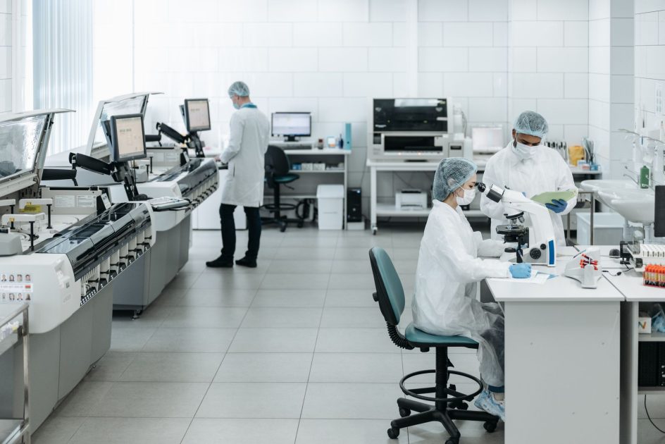 Perdana Menteri Menyerukan Terobosan dalam 7 Strategi Kesehatan 2025 1 Researchers in lab coats performing experiments with advanced equipment in a laboratory.