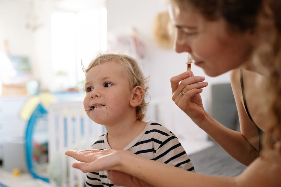 Pure Kids Inhalant Decongestant Oil: Panduan Lengkap 2024 1 A mother and young child enjoying ice cream together indoors, sharing a special moment.