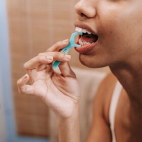Risiko Tersembunyi Balik Tren Detox: 7 Bahaya & Solusi Aman 2 Rajin Gosok Gigi Perlukah Pakai Water Floss? 7 Jawaban Teruji