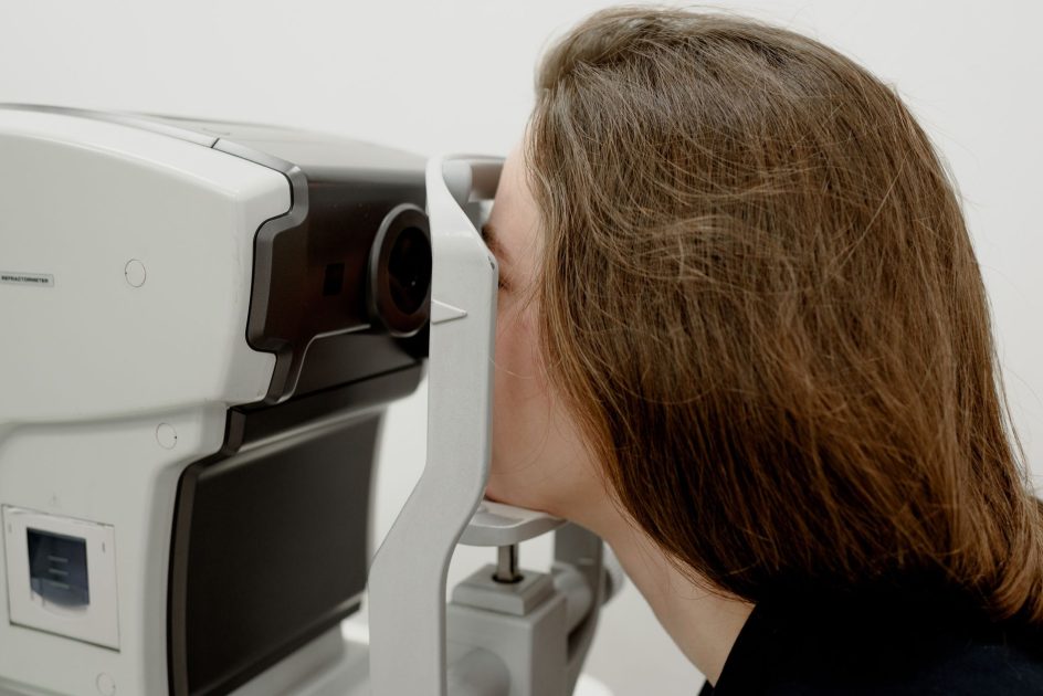 Rajin Makan Wortel Cegah Mata: 7 Fakta Ilmiah & Solusi Lengkap 1 Side view of female client checking vision during medical treatment in ophthalmology clinic