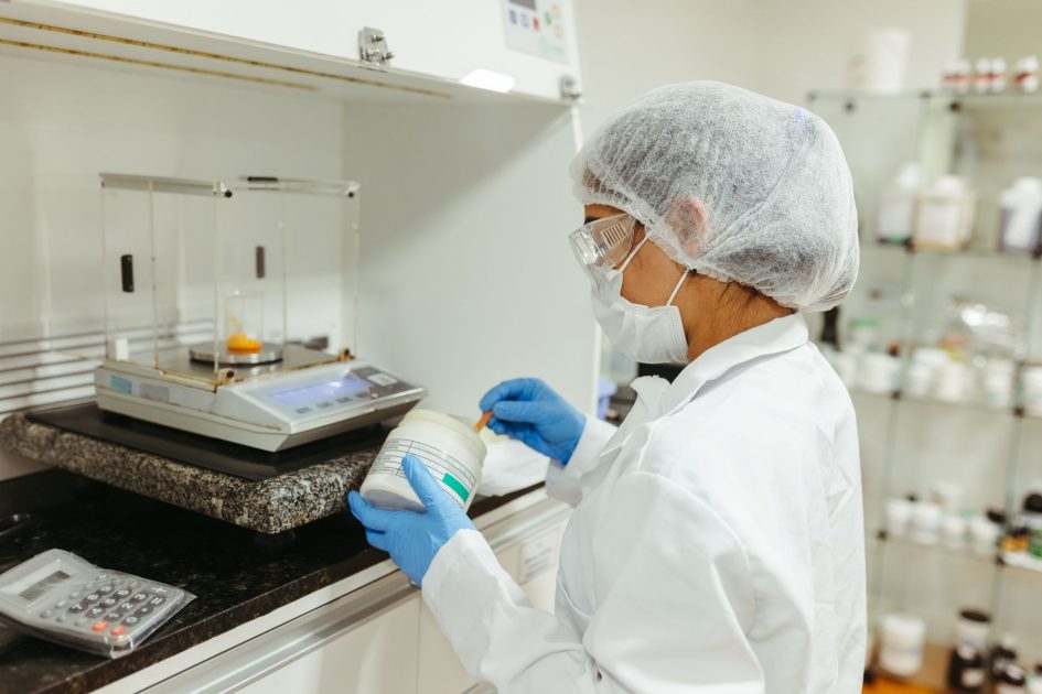 Sartorius Alat Lab Indonesia Harga Spesifikasi Terbaik 2026: 7 Rekomendasi 1 A scientist in a lab coat conducts an experiment in a laboratory, showcasing precision and safety protocols.
