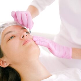 Soal Asal Usul Skin Booster: 7 Fakta Penting & Panduan Lengkap 2025 5 Skin Booster Kulit Mayat Ala Korea: 7 Perbedaan dengan Hyaluronic Acid