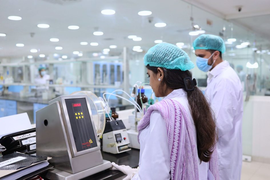 WHO Mengumumkan Perluasan Program Prakualifikasi: 7 Dampak untuk Alat Kesehatan 2025 1 Scientists conducting tests in a pharmaceutical lab in Islamabad, Pakistan.