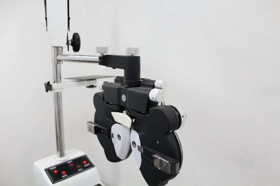 4 Gangguan Penglihatan Menyerang Tanpa Gejala: Deteksi Dini Wajib 1 A phoropter used in optometry for eye examination in a bright medical office.