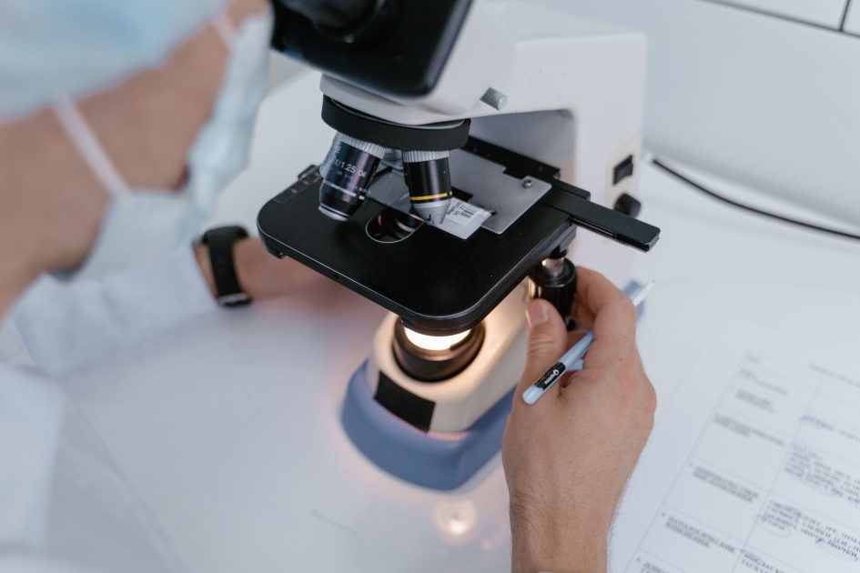 BPOM Bongkar Gudang Skincare Suplemen: Panduan Lengkap 2025 1 Close-up of a scientist examining samples under a microscope in a laboratory setting.