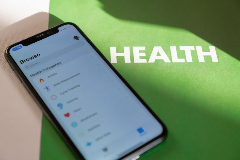 Cek Kesehatan Gratis Makin Diminati: Panduan Lengkap 2025 1 Close-up of a smartphone displaying a health app on a green surface with 'HEALTH' text.