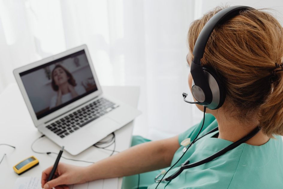 Kemenkes Fitur Chat Healing 119: Panduan Lengkap 2025 1 Medical professional consulting a patient online via laptop for telehealth services.