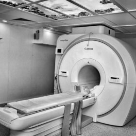 WHO Israel Blokir 60% Peralatan Medis: Panduan Lengkap 2025 4 Melihat Kecanggihan MRI 3 Tesla: Panduan Lengkap Teknologi Imaging