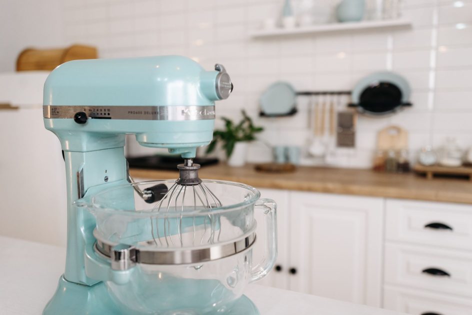 Mixer Planetari Vacuum SK 300TVS vs SK 4000T: Spesifikasi & Perbandingan 1 A close-up of a blue stand mixer in a sleek, modern kitchen setting.