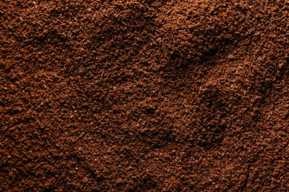 5 Metode Analisis Ukuran Partikel: Akurasi & Aplikasi 1 Detailed close-up image of freshly ground coffee showcasing rich brown texture.