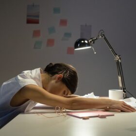 Usus Keburu Kena Corak Kulit: 7 Panduan Pulih & Pencegahan 2025 5 Sering Begadang? 7 Dampak Tubuh Kurang Tidur & Solusinya