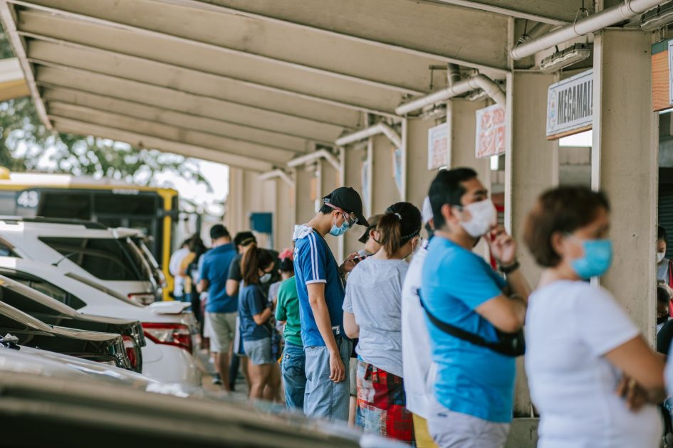 Warga Singapura Antre Masker Gratis: 7 Panduan Lengkap 1 A group of people wearing face masks standing in line at an outdoor location.